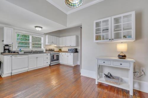 Kuchyň nebo kuchyňský kout v ubytování Historic Southern Home - close to downtown and GSU