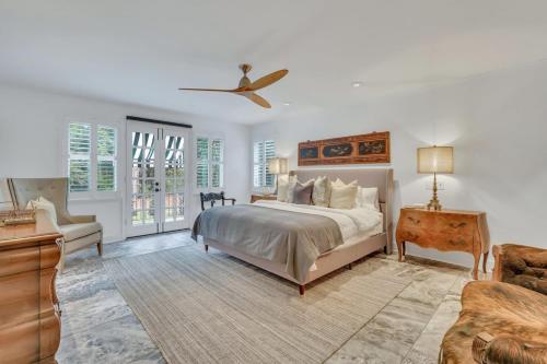 Habitación blanca con cama y sofá en The Grey - Large Eclectic and Quiet Home, en Statesboro