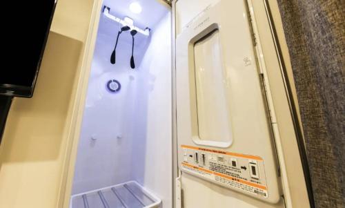 une petite salle de bains avec douche dans un train dans l'établissement XYM Hotel Mundeok, à Pohang