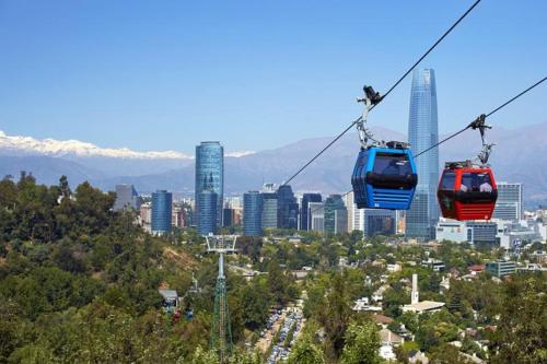 two gondolas flying in the air over a city at Casa Providencia 8 personas vive la ciudad y naturaleza in Santiago