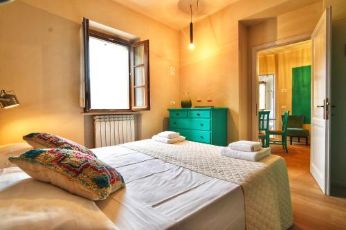 1 dormitorio con 1 cama grande y vestidor verde en Casa Eufemia Cozy Apartments, en Mugnano