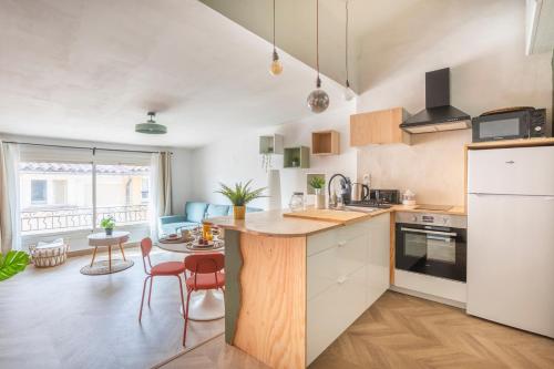 une cuisine et une salle à manger avec une table et des chaises dans l'établissement Magnifique appartement rénové, à Aix-en-Provence