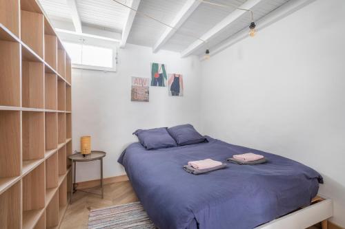 - une chambre avec un lit et 2 serviettes dans l'établissement Magnifique appartement rénové, à Aix-en-Provence