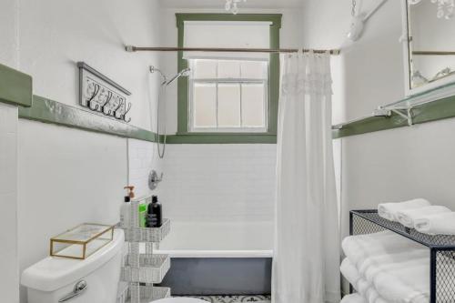 uma casa de banho com uma cortina de chuveiro e um WC em The Graham on Oglethorpe Square em Savannah