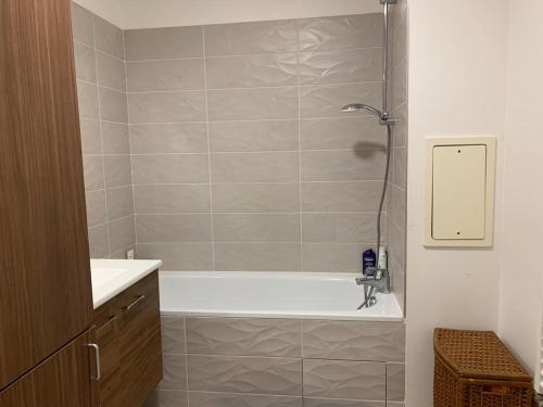 une salle de bain avec une baignoire et un lavabo dans l'établissement Pantin Bord du Canal JO 2024, à Pantin