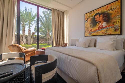 ein Schlafzimmer mit einem großen Bett und einem großen Fenster in der Unterkunft Luxury 5bed villa with heated pool in Marrakesch