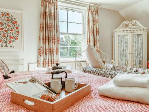 een slaapkamer met een bed met een dienblad met eten erop bij 2 Bed in Richmond 88217 in Barton