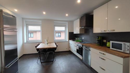 una cocina con una mesa en el medio. en Dammstraße 24-OG-ZV38, en Salzgitter