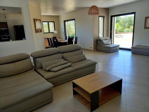 Photo de la galerie de l'établissement villa architecte familiale au calme, à Villevieille