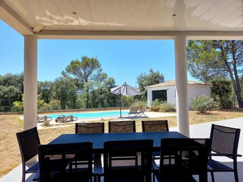 Photo de la galerie de l'établissement villa architecte familiale au calme, à Villevieille