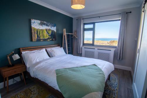 Un dormitorio con una cama grande y una ventana en Port Aran House en Kilronan