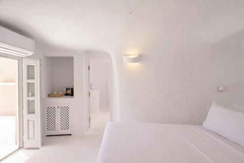 Ένα ή περισσότερα κρεβάτια σε δωμάτιο στο Stunning Santorini Villa 1 Bedroom Villa Indiana Private Heated Plunge