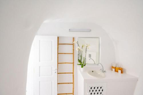 Ένα μπάνιο στο Stunning Santorini Villa 1 Bedroom Villa Indiana Private Heated Plunge