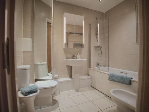 een badkamer met een toilet, een wastafel en een bad bij Spacious 1 bed, terrace, garden, Colindale St in Colindale