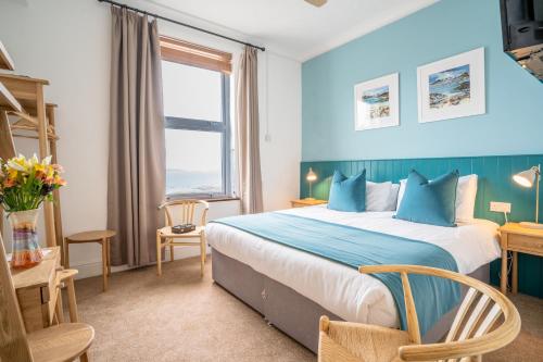 Кровать или кровати в номере Tregarthen's Hotel
