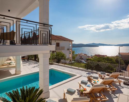 Luxury Villa de Mar with Pool