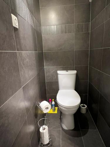 La salle de bains est pourvue de toilettes blanches. dans l'établissement Villa Gaupin Adults Only, à Coxyde