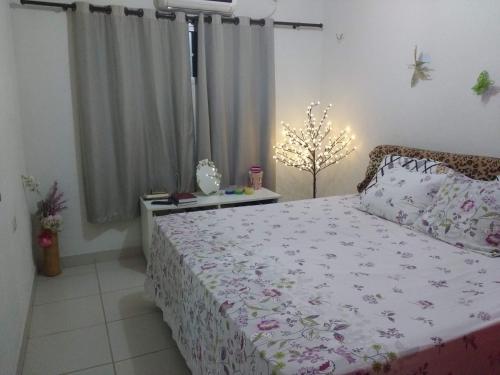 um quarto com uma cama e uma janela em quintal293 no Recife