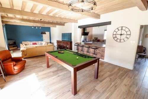 un salon avec une table de billard dans l'établissement Au Petit Bonheur, à Maurens