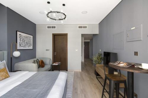 um quarto com uma cama e uma sala de estar em Silkhaus comfy furnished studio in the heart of DIFC em Dubai