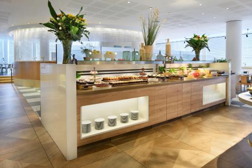 Makanan di atau berdekatan hotel