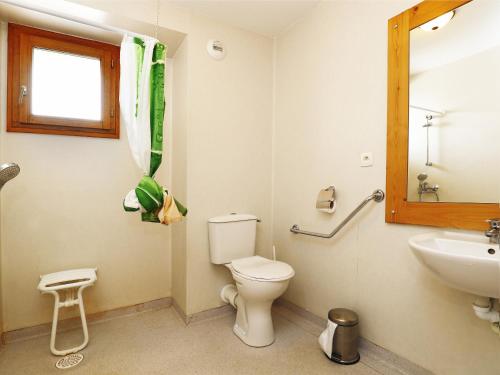 une salle de bain avec toilettes et lavabo dans l'établissement A313- Appartement 2 pieces cabine 6 personnes, à Orcières