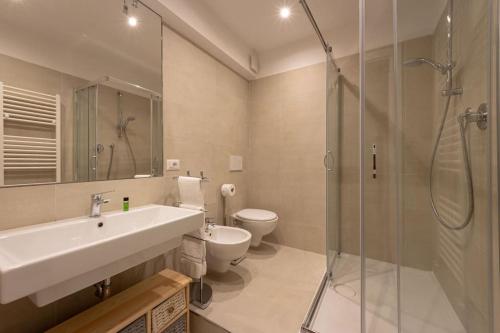 een badkamer met een wastafel, een toilet en een douche bij Ciompi Square-Hosted by Sweetstay in Florence