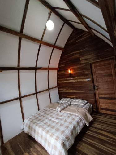 1 dormitorio con 1 cama grande en una habitación en yadi Villa, en Sembalun Lawang