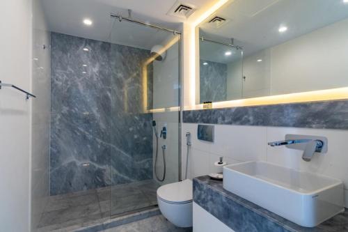 Koupelna v ubytování Silkhaus appealing 1BDR in Business Bay in the Pad