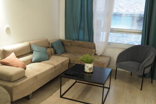 sala de estar con sofá y mesa en Moderno apartamento con garaje privado en el centro de Vigo, en Vigo