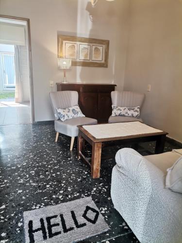 uma sala de estar com um sofá, uma mesa e cadeiras em MANDALA HOME em Durazno