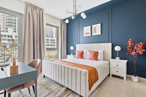 - une chambre avec un lit et un mur bleu dans l'établissement Silkhaus work from home friendly 1BDR in Downtown, à Dubaï