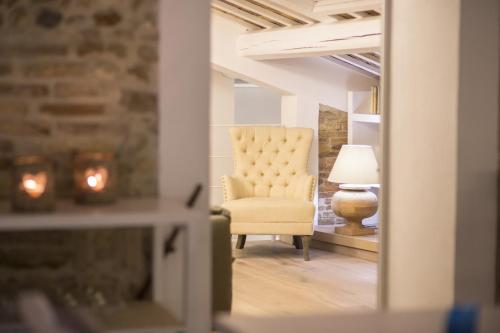 a living room with a chair and a lamp at Residenza Amblingh in Vasto