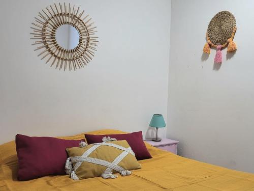 een slaapkamer met een bed met een spiegel aan de muur bij Abrivado Appartements meublés dans une grande propriété en rez de jardin in Aimargues