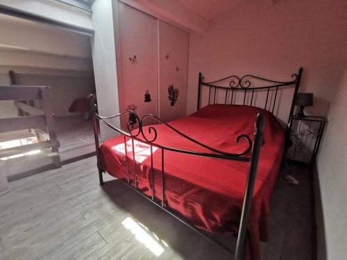 - une chambre avec un lit doté d'un couvre-lit rouge dans l'établissement 040 Huniers B185, au Cap d'Agde