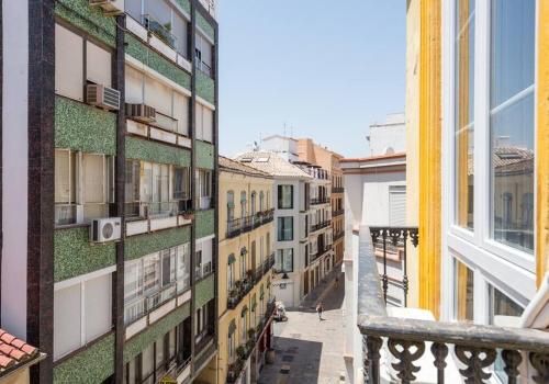 une vue depuis le balcon d'un immeuble dans l'établissement Sunny Málaga Apartments, à Malaga