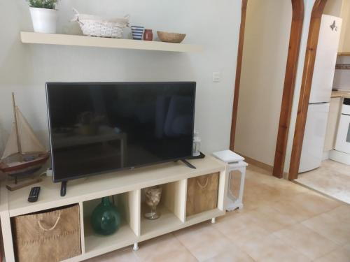 ロス・アルカサレスにあるCASA GORRIÓNの薄型テレビ(テレビ台の上に座る)