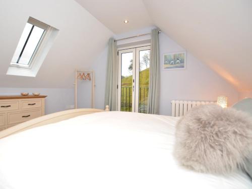 Habitación blanca con cama y ventana en 1 bed property in Alton 62237 en Alton