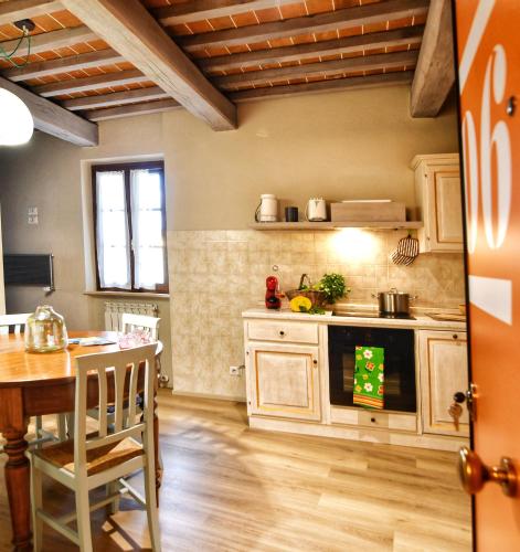 MugnanoにあるCasa Eufemia Cozy Apartmentsのテーブルとコンロのあるキッチン トップオーブン