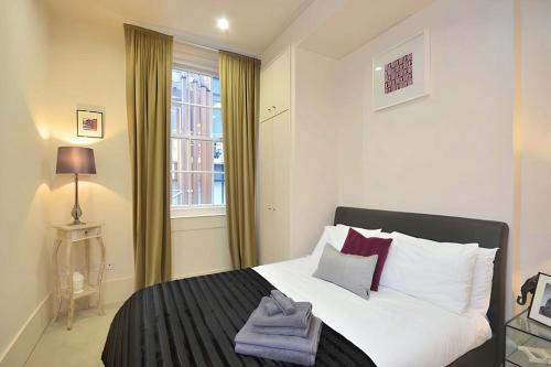 A bed or beds in a room at Welcome London - Maddox