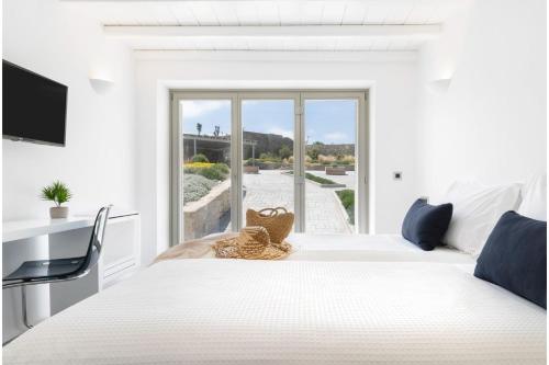 Luxury Mykonos Villa - 3 Bedrooms - Villa Estaffe - Amazing Agean Views - Wind Protected Alfresco Dining area 객실 침대