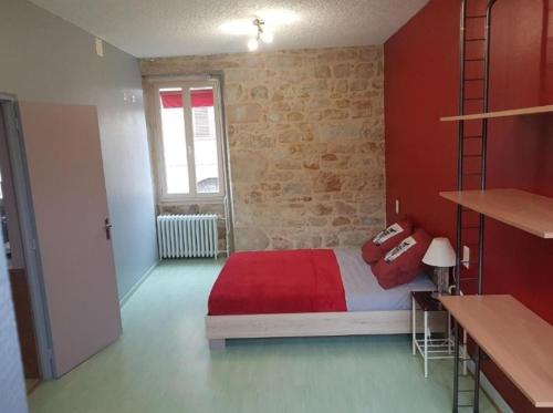um quarto com uma cama com um cobertor vermelho em Appartement de 3 chambres avec wifi a Vayrac em Vayrac
