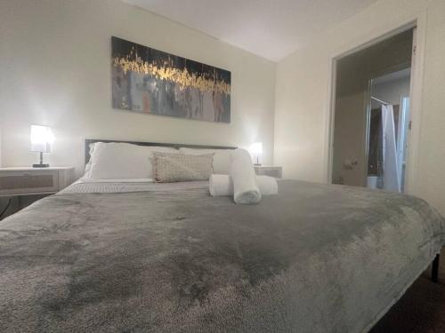 una camera da letto con un grande letto con due lampade sopra di Great Value! Close to Proctors, Gorgeous Townhouse a Schenectady