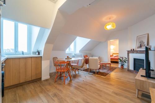 une cuisine et un salon avec une table et des chaises dans l'établissement Le Ptit Bohemia - Appt pour 4 à Melun, à Melun