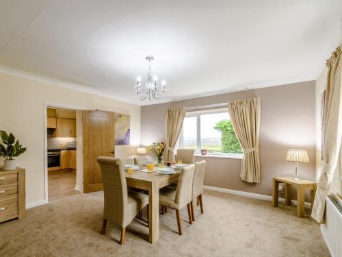 High Etherley的住宿－2 bed property in Hamsterley 80005，一间带桌椅的用餐室