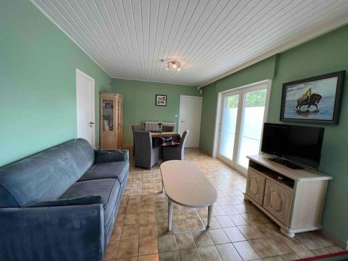 sala de estar con sofá y mesa en Villa Gaupin Adults Only, en Koksijde