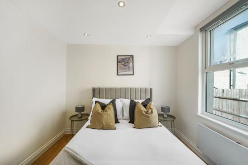 倫敦的住宿－LiveStay - Modern Apartments on Acton Lane，一间卧室设有一张床和一个窗口