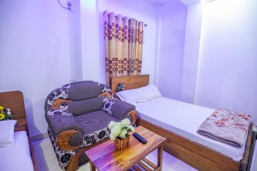 Kleines Zimmer mit einem Bett und einem Tisch in der Unterkunft Hotel City International Green Road in Dhaka