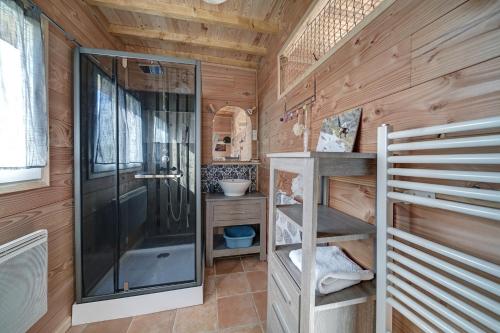 y baño con ducha y lavamanos. en Maisonnette à la campagne Ariège, en Saint-Girons