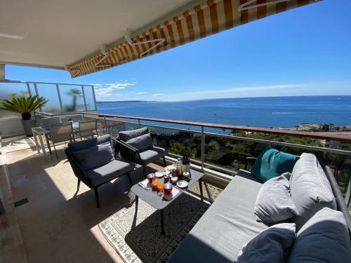 Photo de la galerie de l'établissement SUPER CANNES FRONT DE MER LUXUEUX VUE UNIQUE, à Vallauris